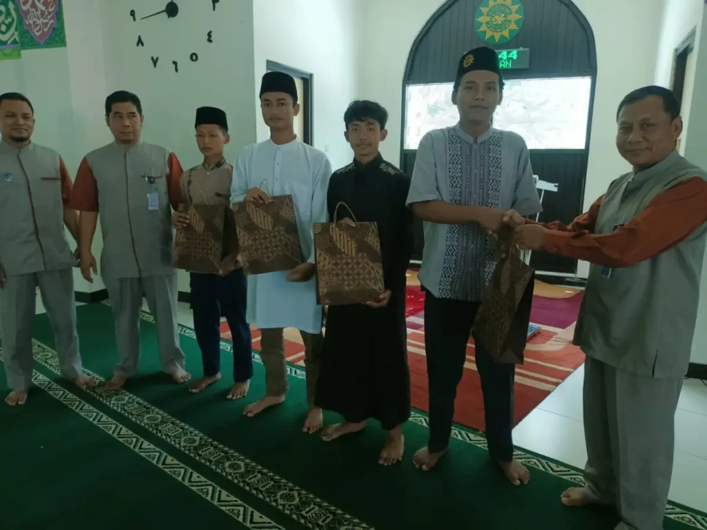 Empat Santri MBS Madiun Tuntaskan Pengabdian di Masjid Muchsin Ali RSI Siti Aisyah