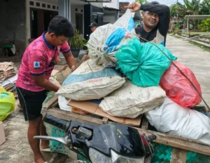 Dari Ngopi Santai, Alumni MIM 08 Pelangwot Lahirkan Gerakan Sedekah Sampah