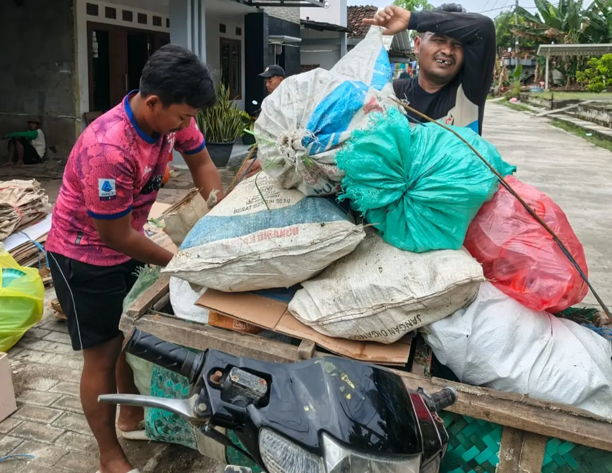 Dari Ngopi Santai, Alumni MIM 08 Pelangwot Lahirkan Gerakan Sedekah Sampah