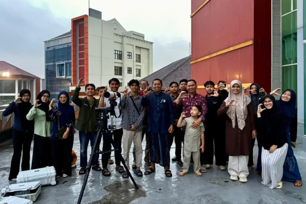 Gerhana Bulan di UMSURA, Menanti Rembulan di Balik Awan