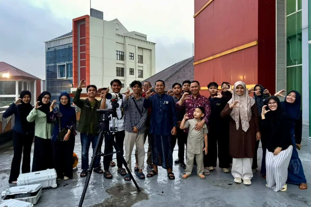 Gerhana Bulan di UMSURA, Menanti Rembulan di Balik Awan