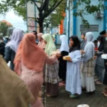 Hujan Deras Tak Halangi Siswa SD Al Islam Morowudi Berbagi 1.000 Takjil