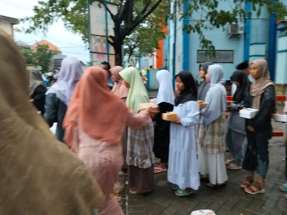 Hujan Deras Tak Halangi Siswa SD Al Islam Morowudi Berbagi 1.000 Takjil