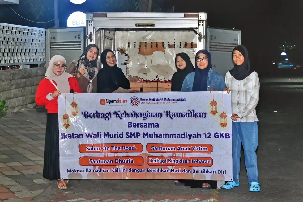 IKWAM Spemdalas Gresik Bagikan 200 Paket Sahur di Dua Rumah Sakit