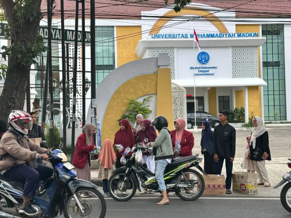 Berbagi di Bulan Suci, UMMAD Madiun Gelar Pembagian Takjil untuk Masyarakat
