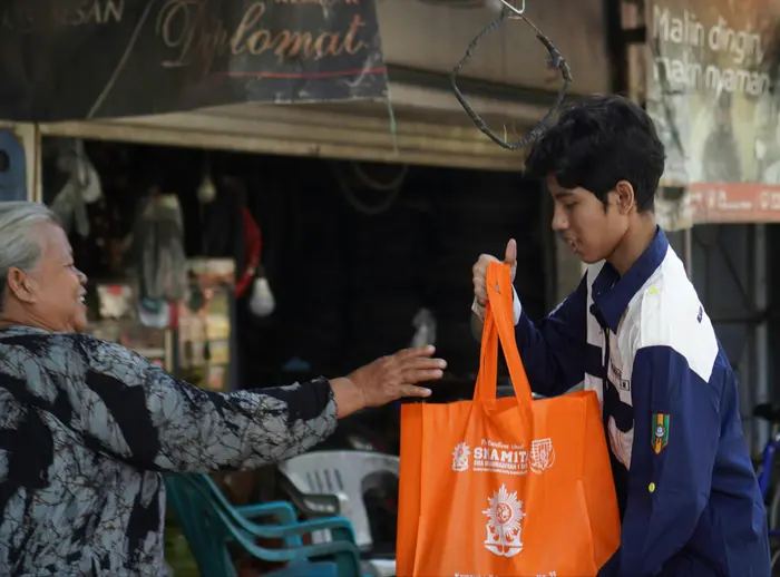 Menyapa dari Pintu ke Pintu, Aksi Belusukan Ala Smamita Tebar Kepedulian Sosial yang Meneduhkan