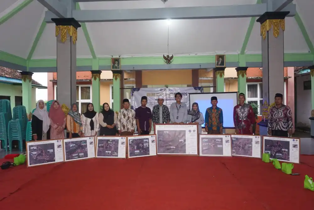 KKN Kelompok 13 UMG Serahkan Peta Desa dan Dusun kepada Pemdes Simongagrok