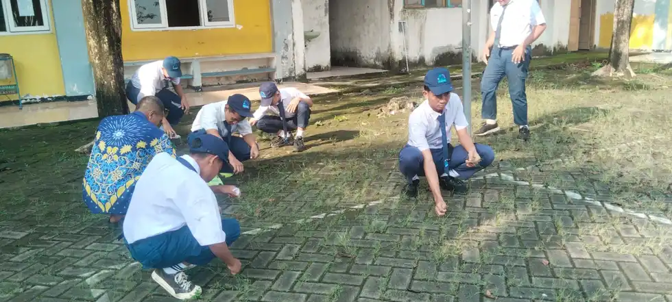 Kerja Bakti SMP Muhammadiyah 13 Kalen Perkuat Kebersamaan