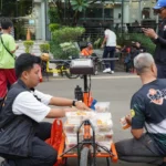 Kolaborasi B2W dan Lazismu Tebar Takjil di Jakarta