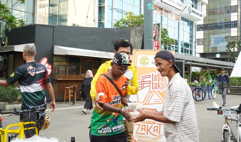Kolaborasi B2W dan Lazismu Tebar Takjil di Jakarta (2)