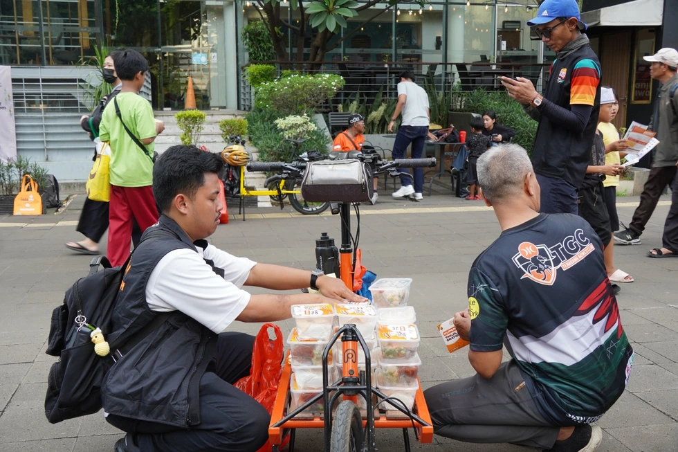 Kolaborasi B2W dan Lazismu Tebar Takjil di Jakarta