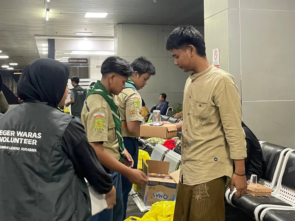 Kolaborasi Hizbul Wathan SMAM 10 dan Lazismu Surabaya Bagikan Sahur (2)