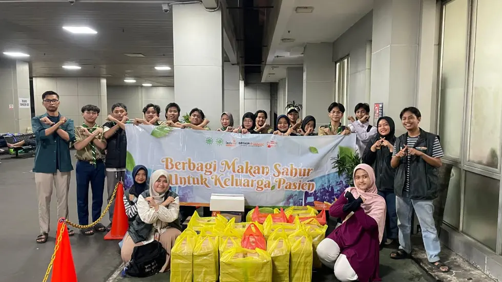 Kolaborasi Hizbul Wathan SMAM 10 dan Lazismu Surabaya Bagikan Sahur