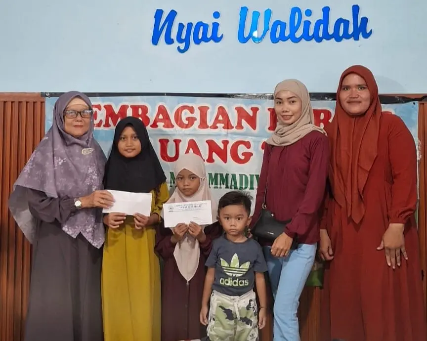 LKSA Muhammadiyah Nyai Walidah Bagikan Parsel dan THR untuk Santri
