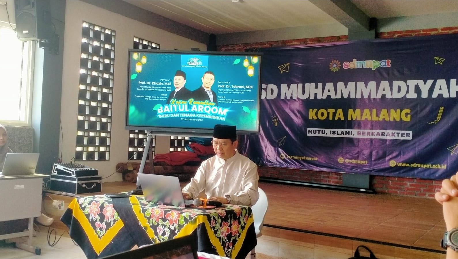Karakter Spiritual dan Profesionalitas: Prof Dr Tobroni Bekali GTK SD Mupat dalam Darul Arqom