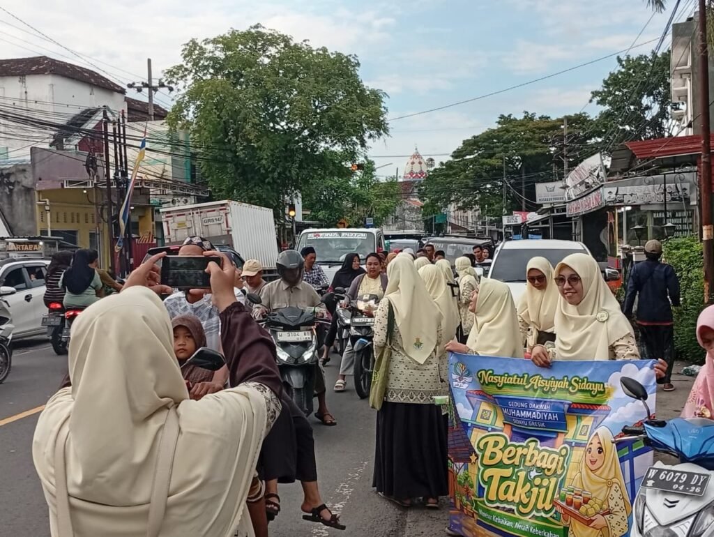 Aksi Sosial Ramadhan, PCNA Sidayu Bagikan Takjil untuk Warga