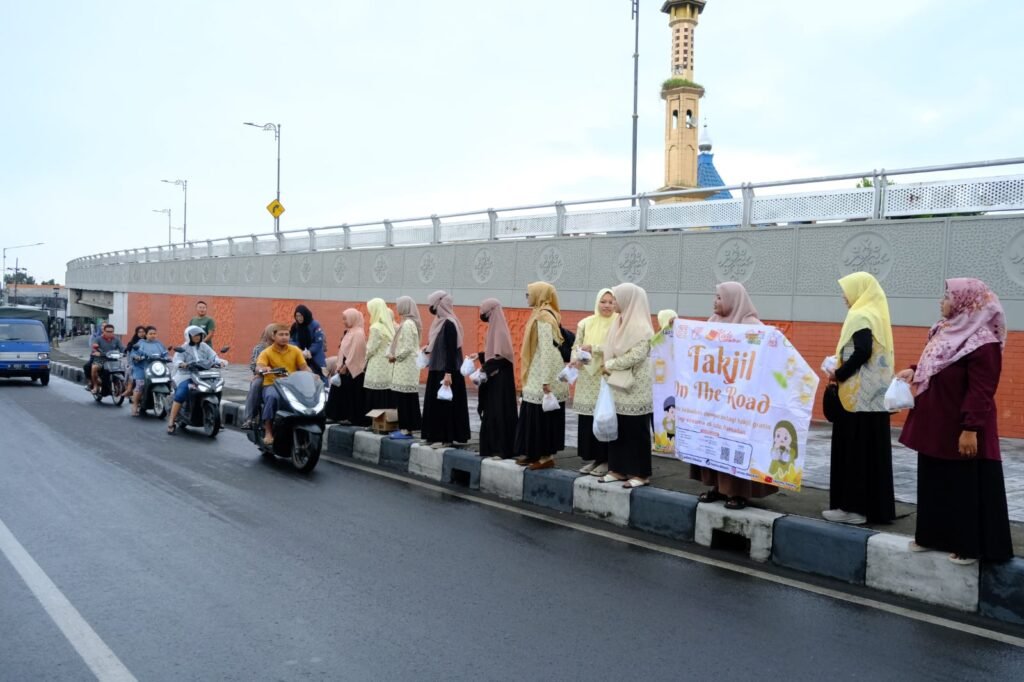 Kolaborasi Nasyiatul Aisyiyah se-Sidoarjo Barat Tebar 300 Takjil