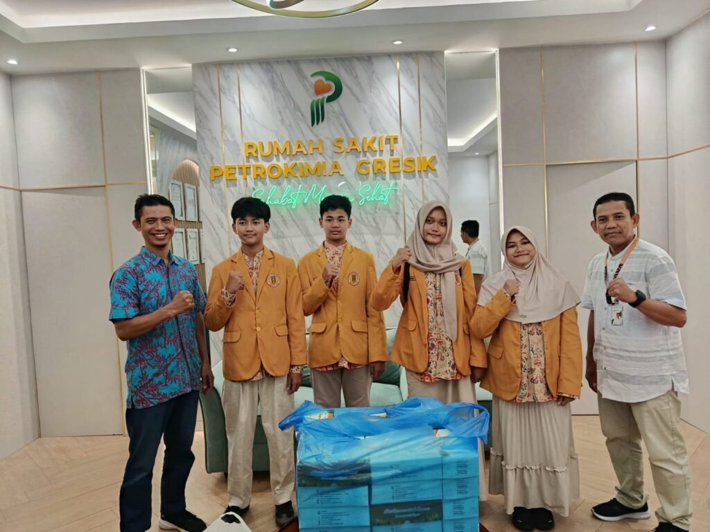 PKDA Kelas 8 Spemdalas Tebar 250 Takjil di RS Petrokimia Gresik