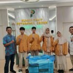 PKDA Kelas 8 Spemdalas Tebar 250 Takjil di RS Petrokimia Gresik