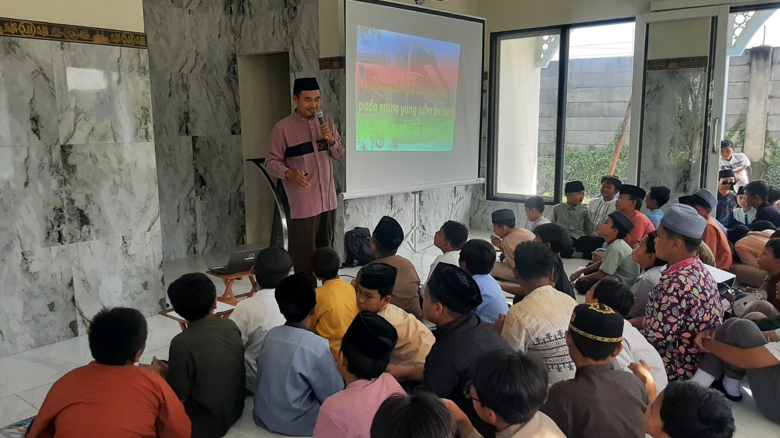 Darul Arqam SD Muwri Gresik Hadirkan Pendongeng Nasional