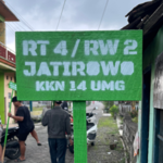 Membantu Identifikasi Wilayah, Mahasiswa UMG Buat Program Pembuatan Plang RT/RW Desa Jatirowo