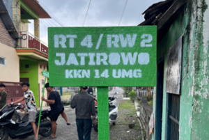 Membantu Identifikasi Wilayah, Mahasiswa UMG Buat Program Pembuatan Plang RT/RW Desa Jatirowo