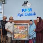 Alumni SMP Mujahidin 1985 Persembahkan Lukisan Nyai Walidah untuk LKSA Muhammadiyah