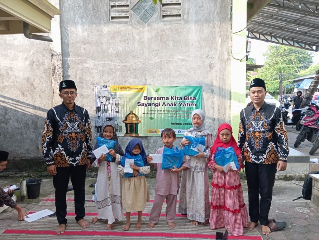 Cahaya Ramadan di Sidayu: Jejak Bakti PCPM Sidayu Melalui Santunan Yatim dan Cukur Gratis 