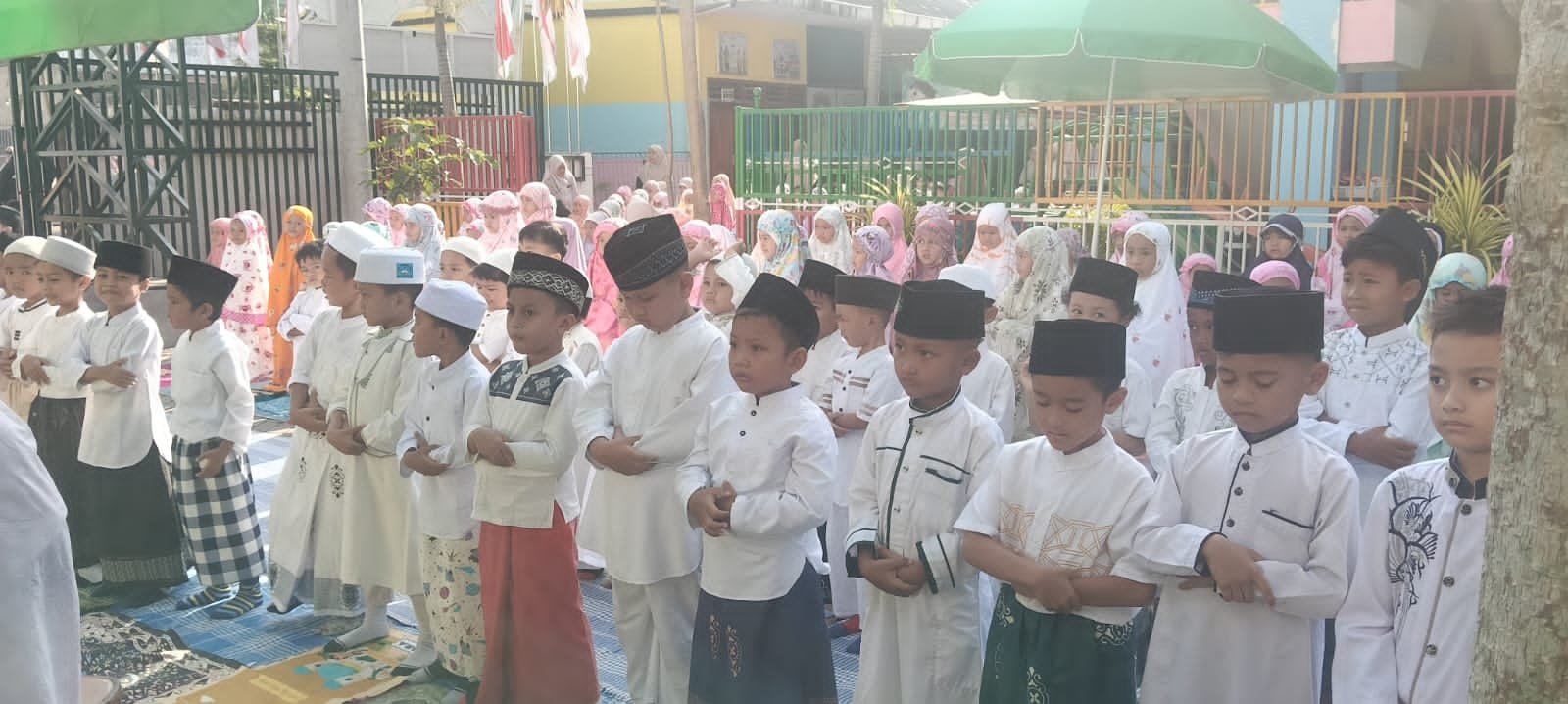 Mengikuti Simulasi Sholat Idul Fitri KB TK ABA Paiton dan SD Muhammadiyah 1 Paiton