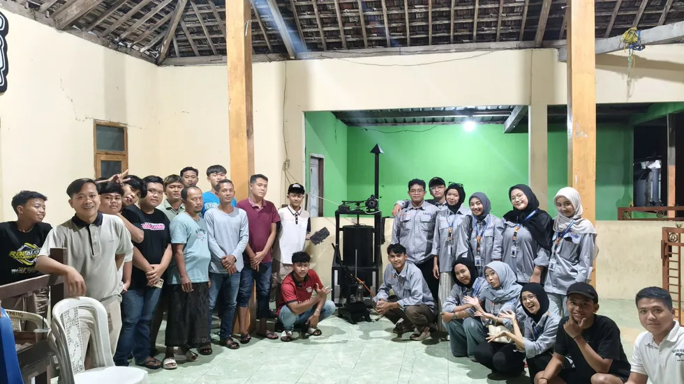 Mahasiswa KKN UMG Sosialisasikan Eco-Paving Block dari Sampah Plastik di Mojokerto