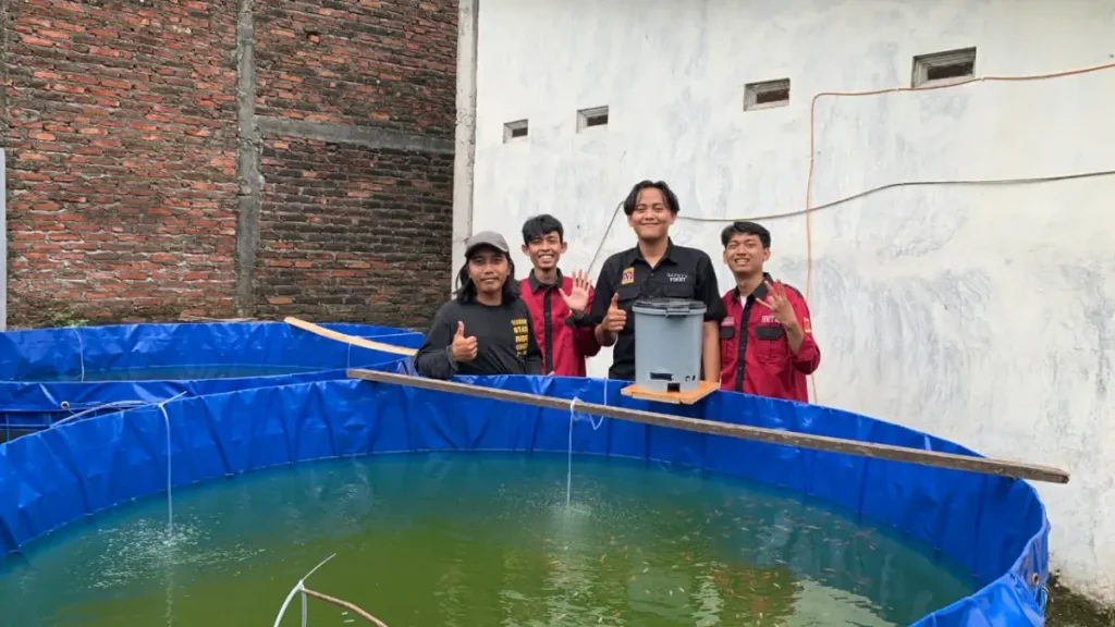 Inovasi Mahasiswa UMG Serahkan Alat Pakan Ikan Otomatis