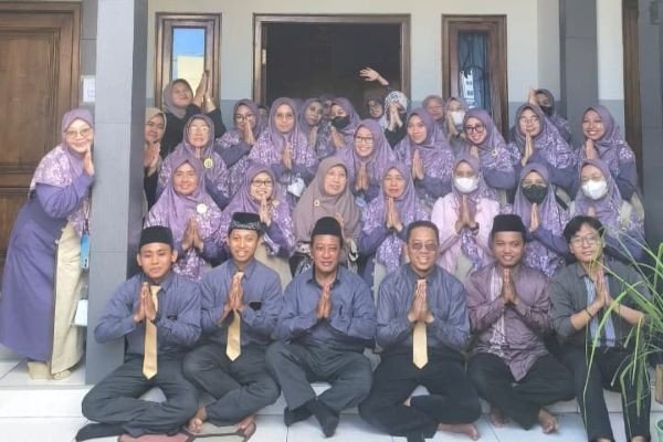 Kejujuran dalam Bungkus Kue Barongko, Guru SD Musix Syawalan ke Rumah Pimpinan Persyarikatan