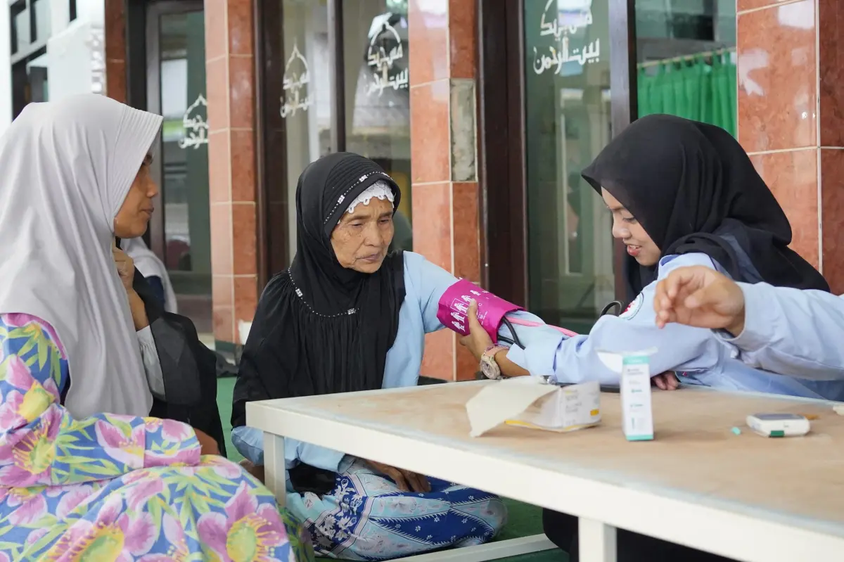 Ngabuburit Bersama UMM, Warga Jabung Dapat Literasi dan Layanan Kesehatan