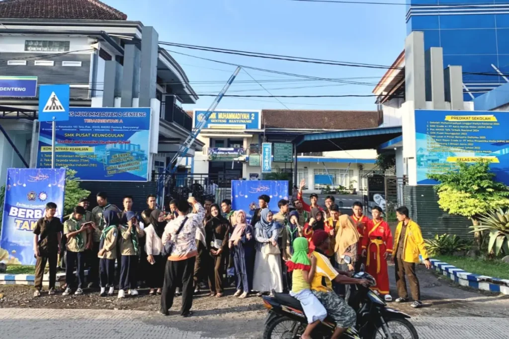 Serunya Ortom SMK Muhammadiyah 2 Genteng Bagikan Takjil ke Warga