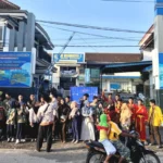 Serunya Ortom SMK Muhammadiyah 2 Genteng Bagikan Takjil ke Warga