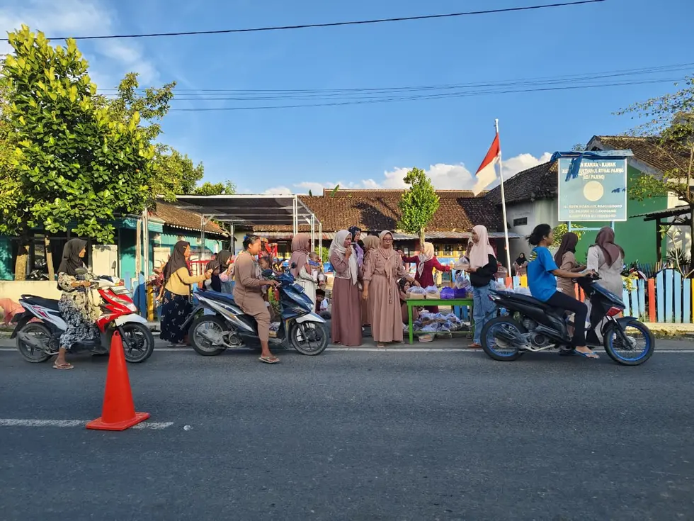 PC IGABA Wilker 1 Bagikan Takjil di Perbatasan Bojonegoro-Nganjuk
