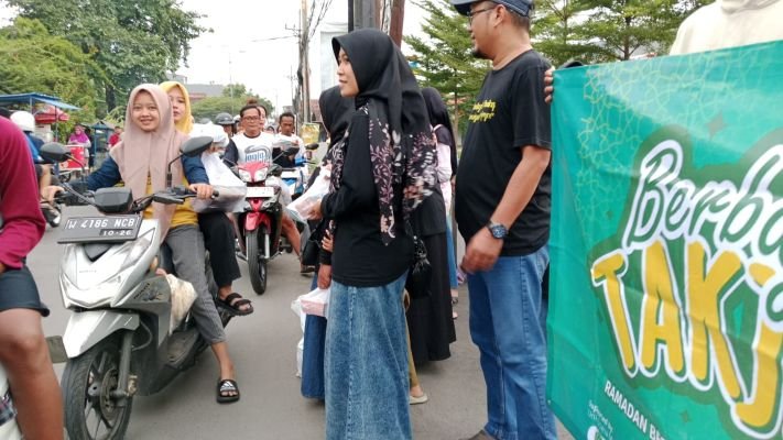 Tebar 150 Takjil di Depan SMPN 2 Gedangan, Muhammadiyah-Aisyiyah Panen Antusiasme Warga