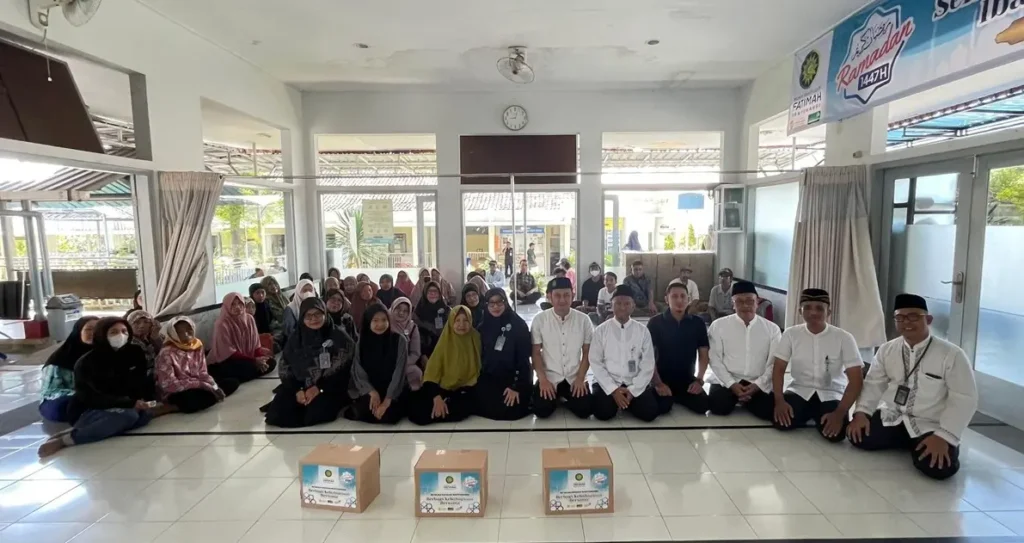 RSI Fatimah Banyuwangi Bagikan Bingkisan Lebaran untuk Warga Sekitar