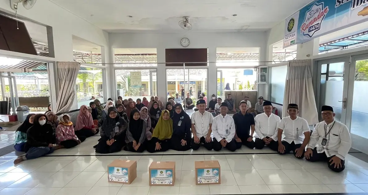 RSI Fatimah Banyuwangi Bagikan Bingkisan Lebaran untuk Warga Sekitar