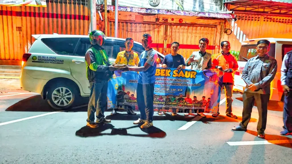 RSIA Muhammadiyah Probolinggo Berbagi Sahur untuk Pejuang Nafkah