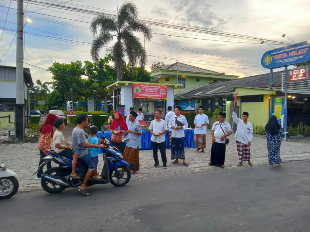 RSU Muhammadiyah Surya Melati Bagikan Ratusan Takjil ke Pengguna Jalan