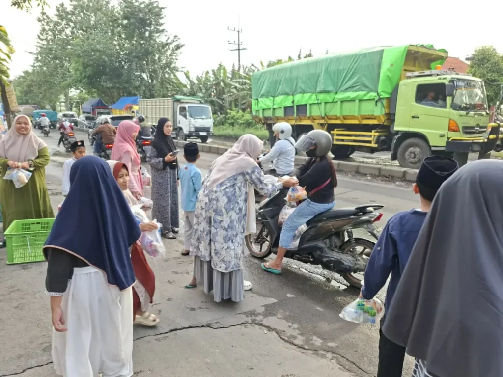 Tanamkan Kepedulian Sosial, SD Muhammadiyah 1 Krian Gelar Bagi Takjil