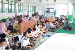Shalat jamaah siswa SD Muhammadiyah Unggulan Purwodadi di Ramadhan Camp 2026 di Pesantren Darul Arqom Bayan (foto: ist/PWMU.CO)
