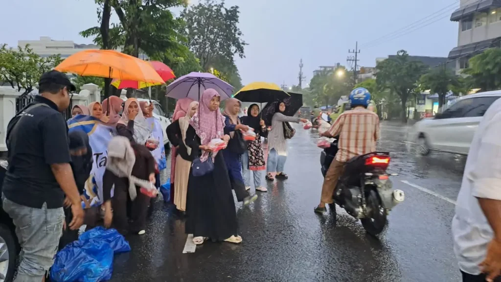 Hujan Deras Tak Surutkan Semangat SD Muhlas Berbagi Takjil di Surabaya