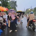 Hujan Deras Tak Surutkan Semangat SD Muhlas Berbagi Takjil di Surabaya