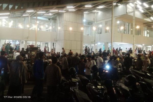 Suasana depan masjid Al Falah usai salat qiyamullail (Foto: muhkholidas/PWMU.CO)