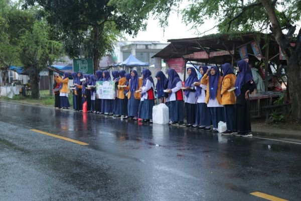 5 Organisasi SMPM Jipat Serentak Bagikan Ratusan Nasi Kotak ke Warga Paciran