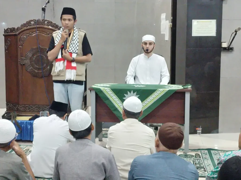 Suara Merdu Imam Palestina Menggema di Masjid Baiturrahman Krian Sidoarjo