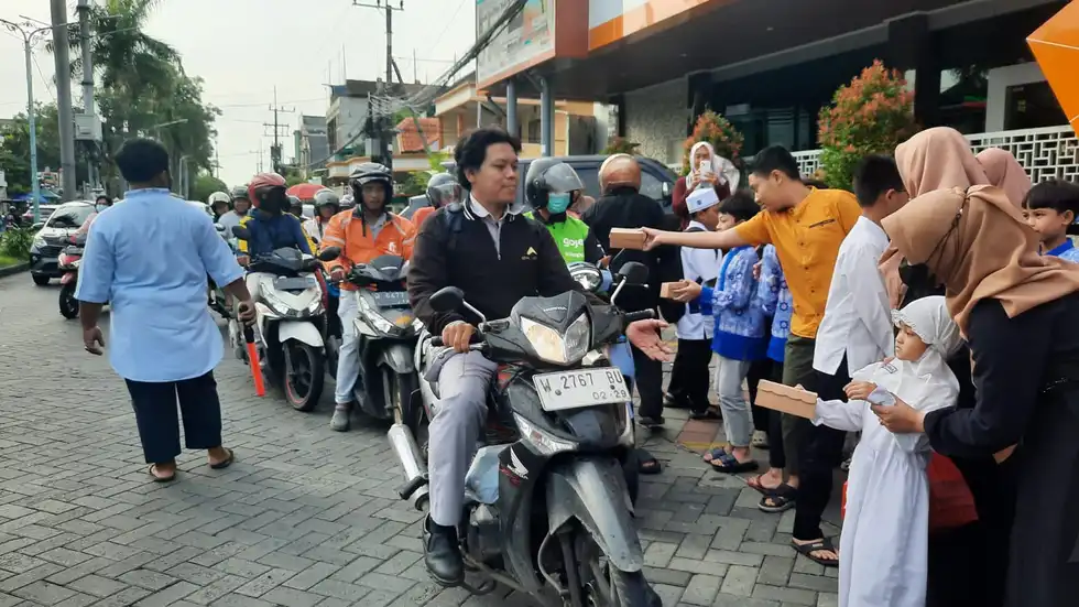 TPQ Aisyiyah GKB Ajarkan Semangat Berbagi melalui Pembagian Takjil