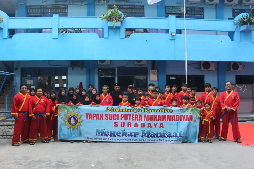 Tapak Suci Surabaya Bagikan 310 Takjil dalam Baksos Ramadan